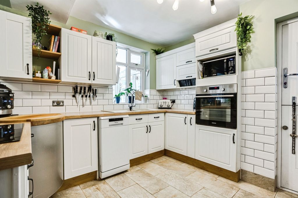 Property photo 2 of 21