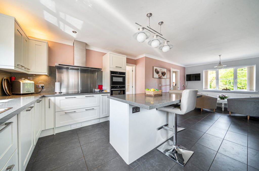 Property photo 3 of 36 1453850-48-69Fde0A3593Fe-Arw-1