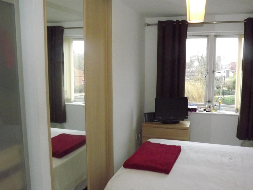 Property photo 2 of 6 Main Bedroom