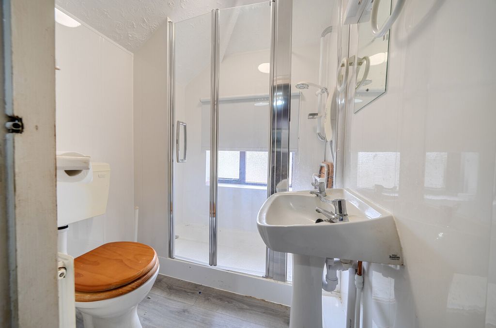 Property photo 3 of 14 Bathroom