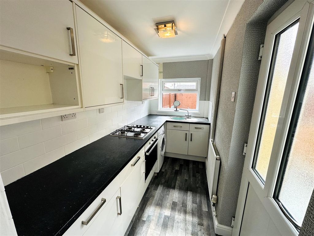 Property photo 3 of 10 Kitchen