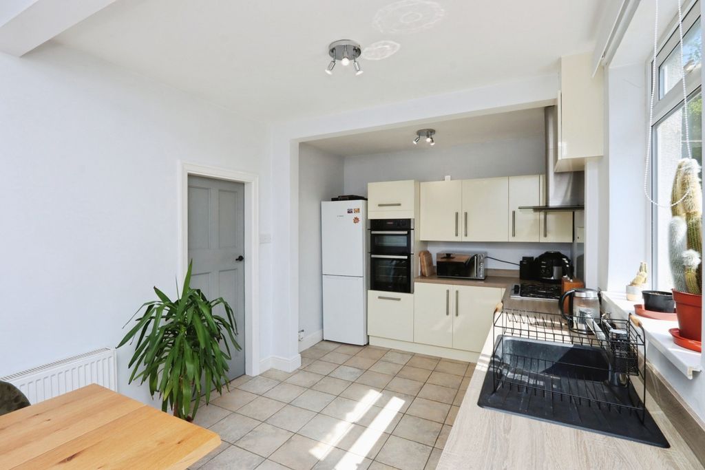 Property photo 3 of 17 Kitchen