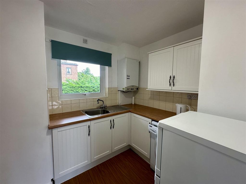 Property photo 3 of 11 Kitchen