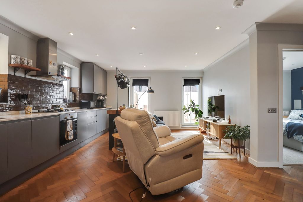 Additional image 4 of 2 bed flat for saleWalton Road, East Molesey KT8