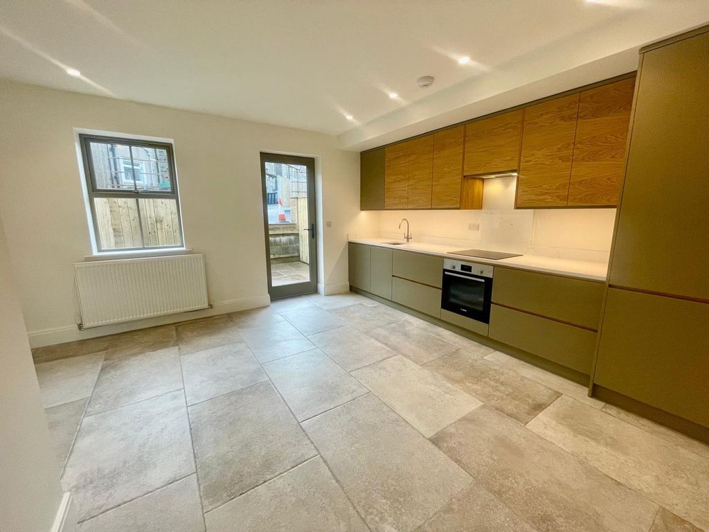 Property photo 2 of 18 Picture No. 20