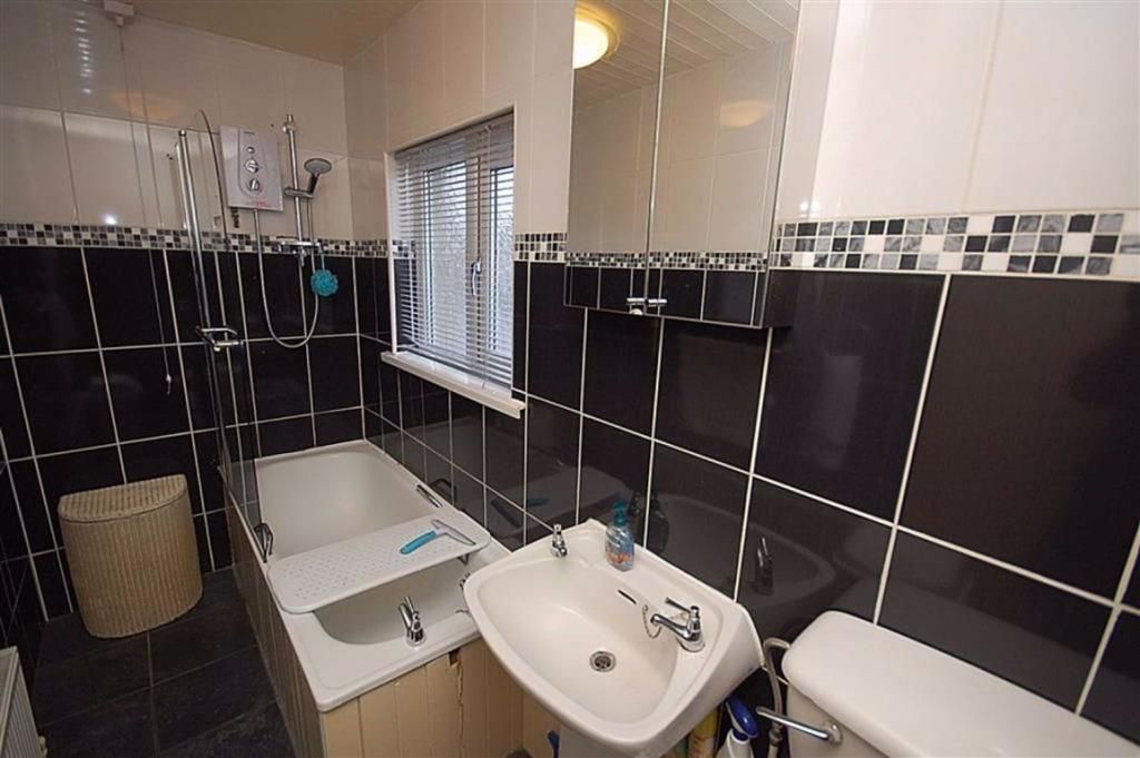 Property photo 1 of 7 Bathroom.Jpg