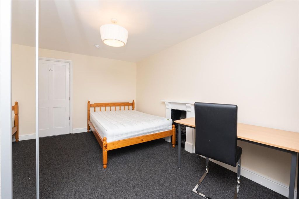 Property photo 1 of 17 Flat-2-57-Queens-Road-Bs8-1Ql-16.Jpg