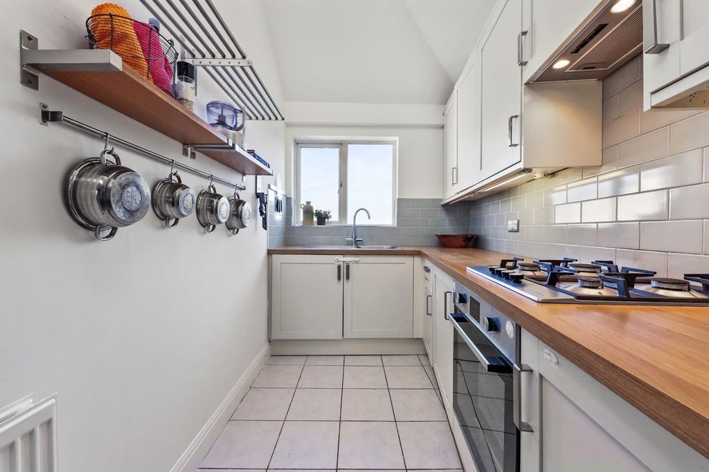 Property photo 3 of 11 05-Da04Jhpropworld - 233B Dartmouth Road - 15 (1)-