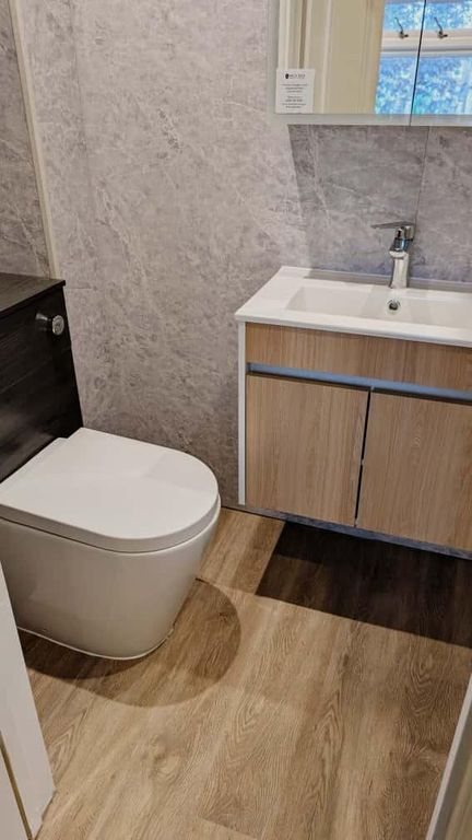 Property photo 2 of 9 Bathroom