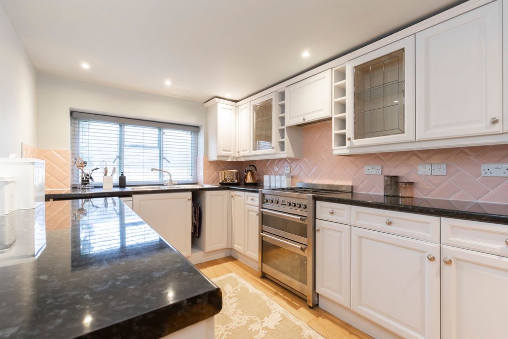 Property photo 3 of 21 Photo 03