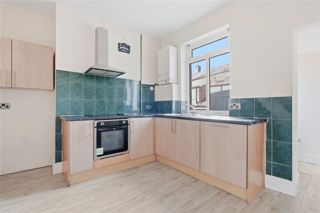 Property photo 3 of 11 Kitchen