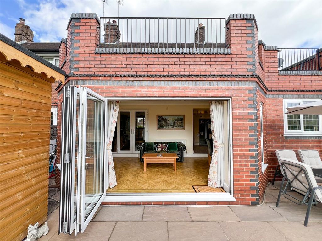 Property photo 3 of 34 Externally