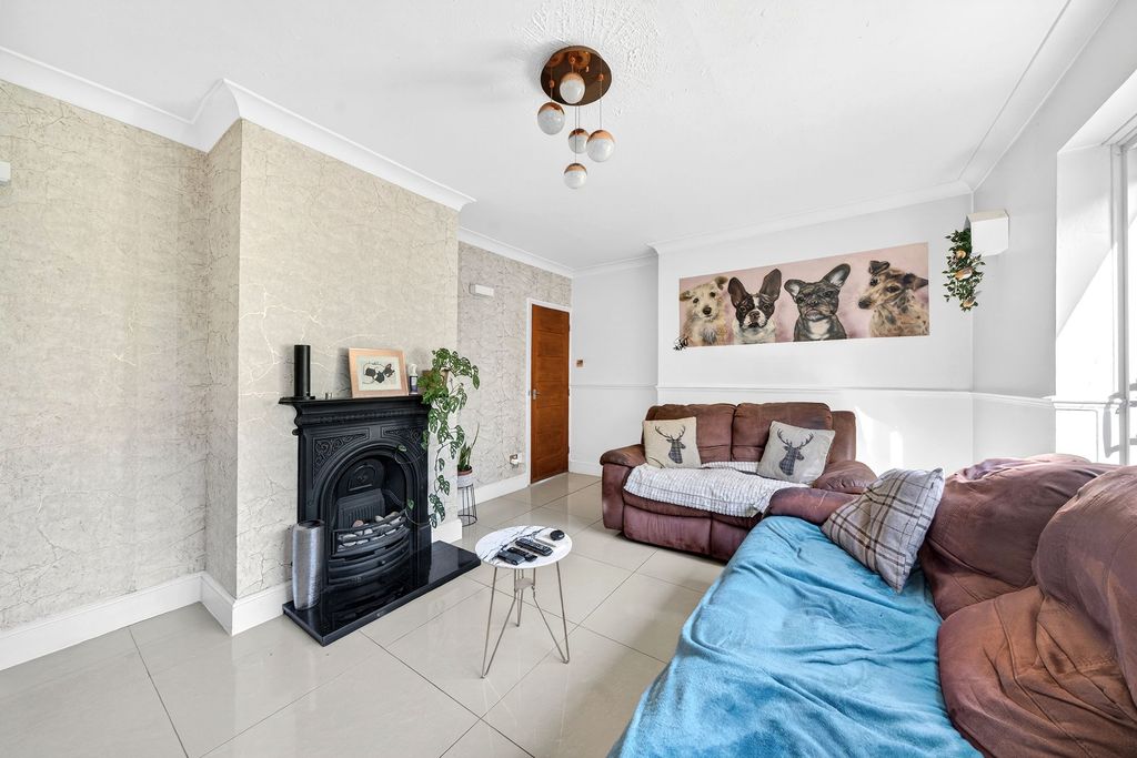 Property photo 3 of 17 Living Room