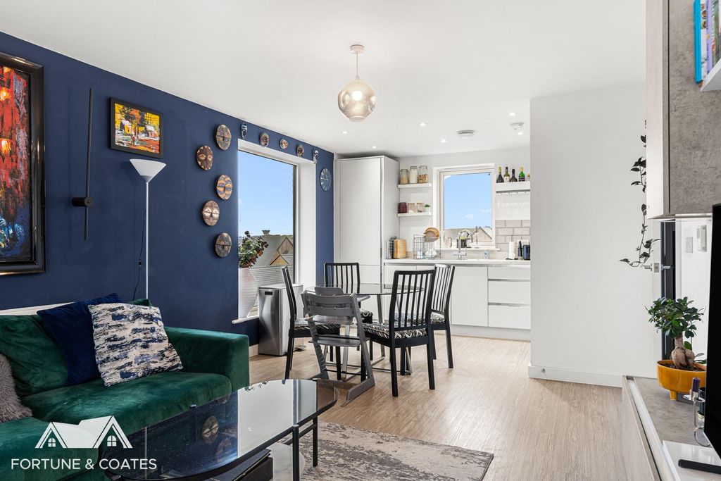 Property photo 3 of 14 Barnfieldway_11.Jpg