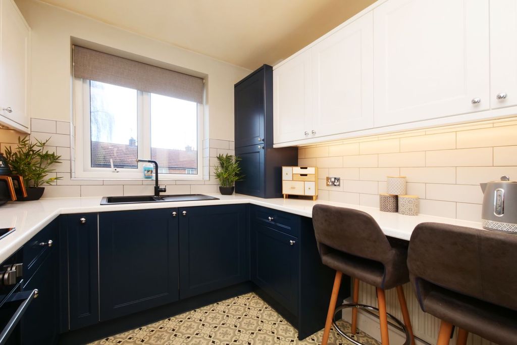 Property photo 3 of 17 Kitchen