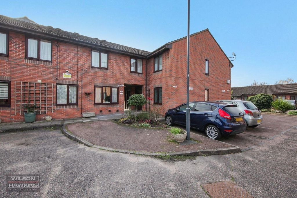 Property photo 1 of 15 2 Betjeman Close - New Photo.Jpg