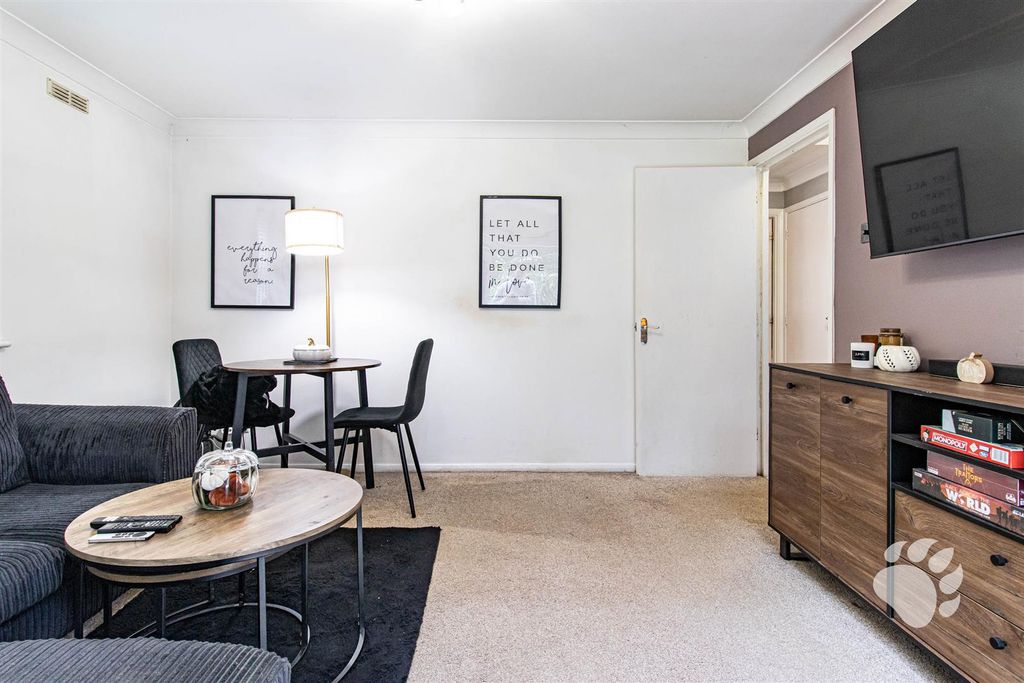 Property photo 3 of 13 Lounge