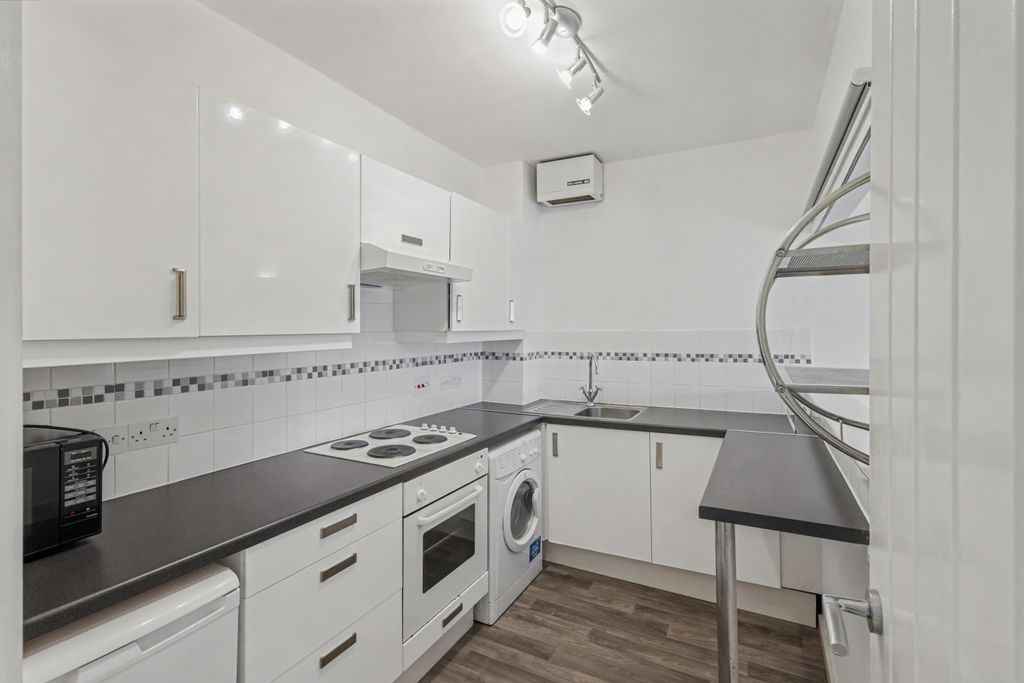 Property photo 2 of 12 Flat 11, Mauleverer House, Horsefair, Boroughbridge, York, North Yorkshire, Yo51 9Aa