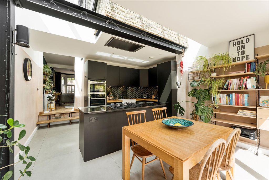 Property photo 3 of 58 Gloucester Road, E17
