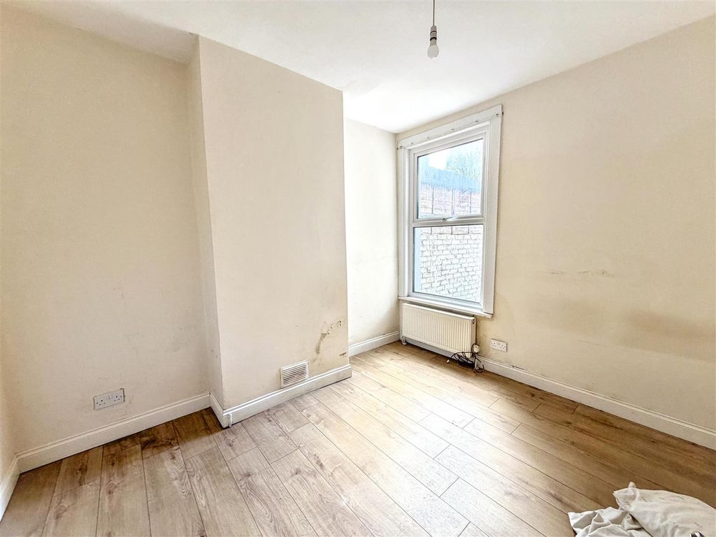 Property photo 3 of 11 Reception 2