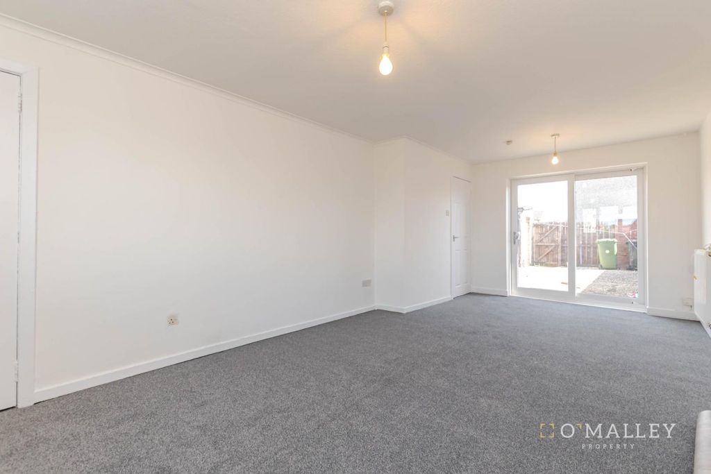 Property photo 3 of 12 Lounge (2)