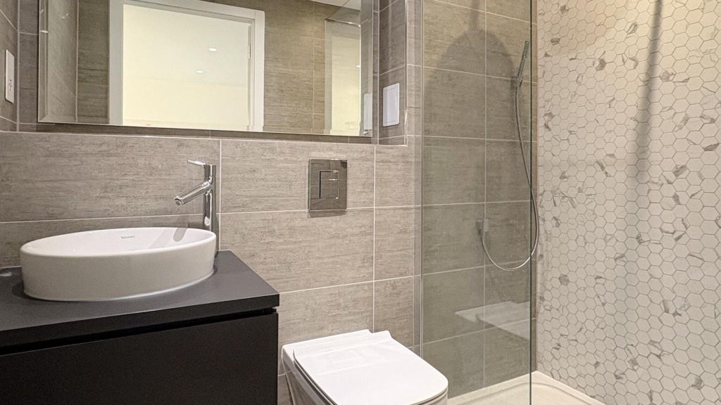 Property photo 3 of 9 Bathroom