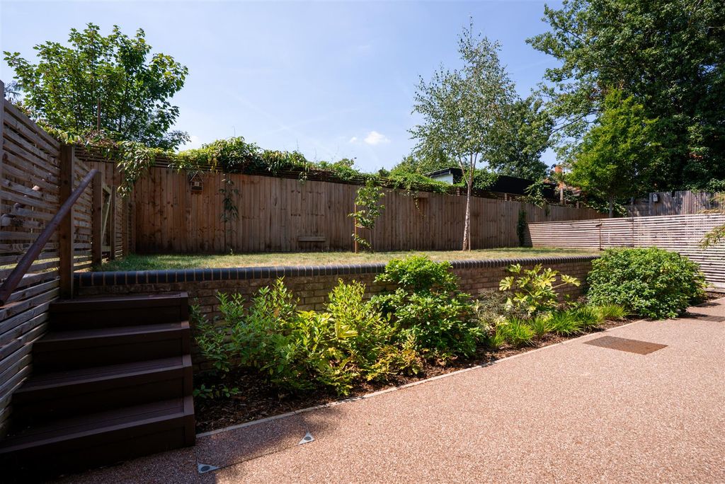Property photo 3 of 27 Navarino Garden.Png