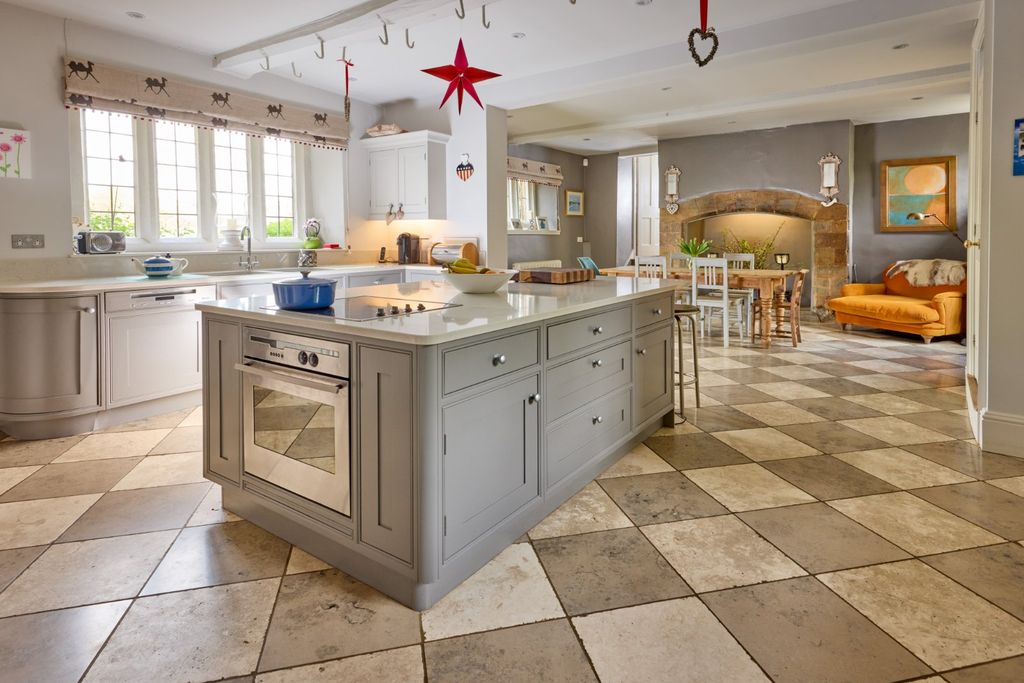 Property photo 3 of 33 Kitchen