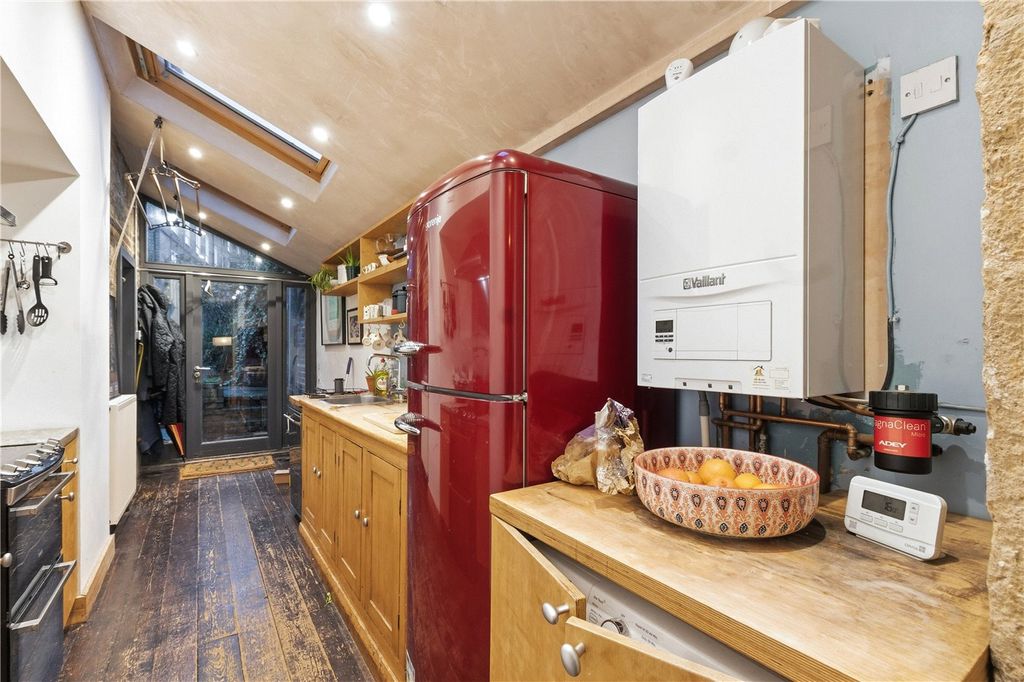 Property photo 2 of 10 Kitchen