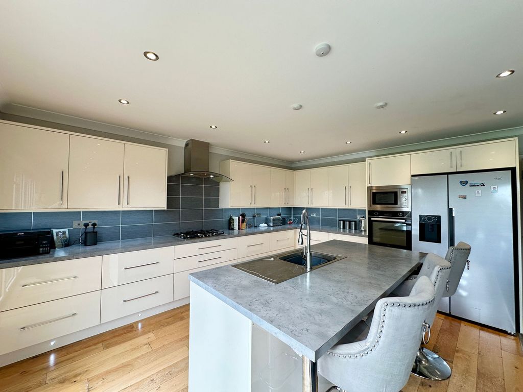 Property photo 3 of 25 Kitchen