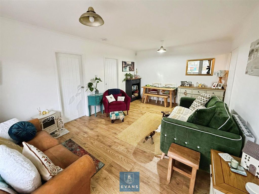 Property photo 2 of 11 Lounge