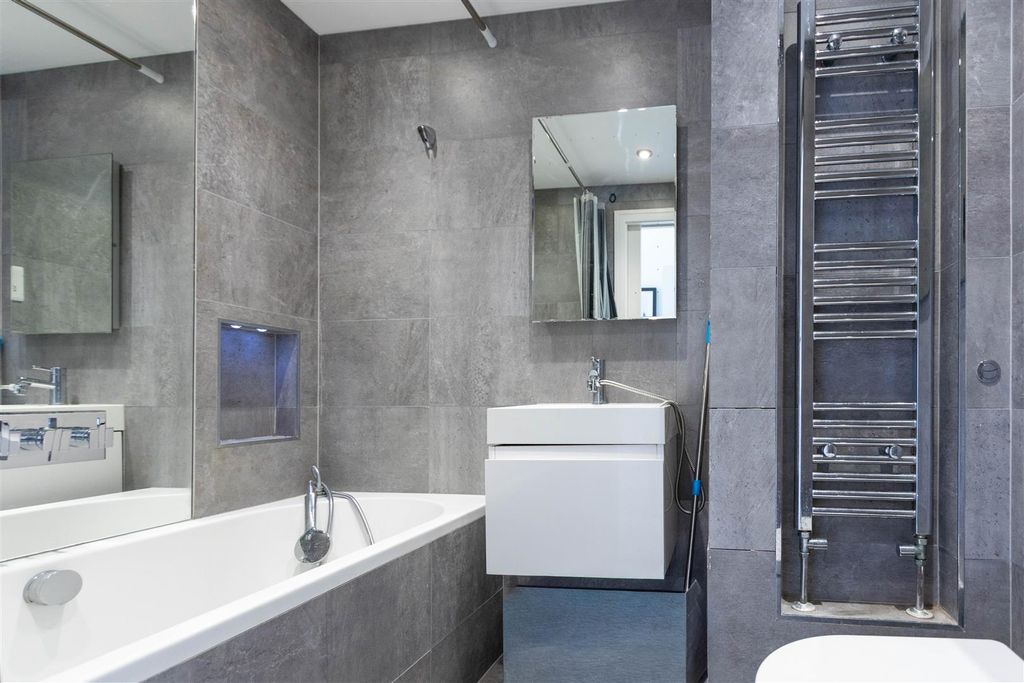 Property photo 3 of 7 Bathroom.Jpg