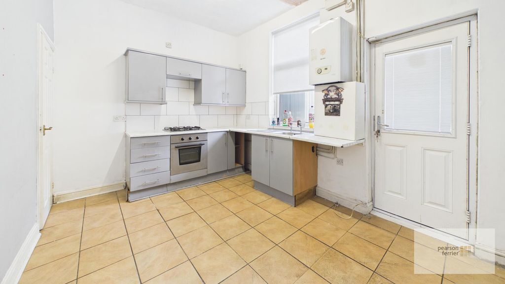 Property photo 3 of 10 Kitchen