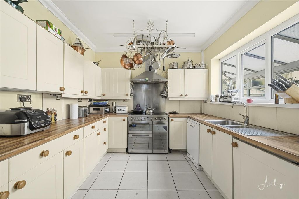 Property photo 3 of 20 Kitchen