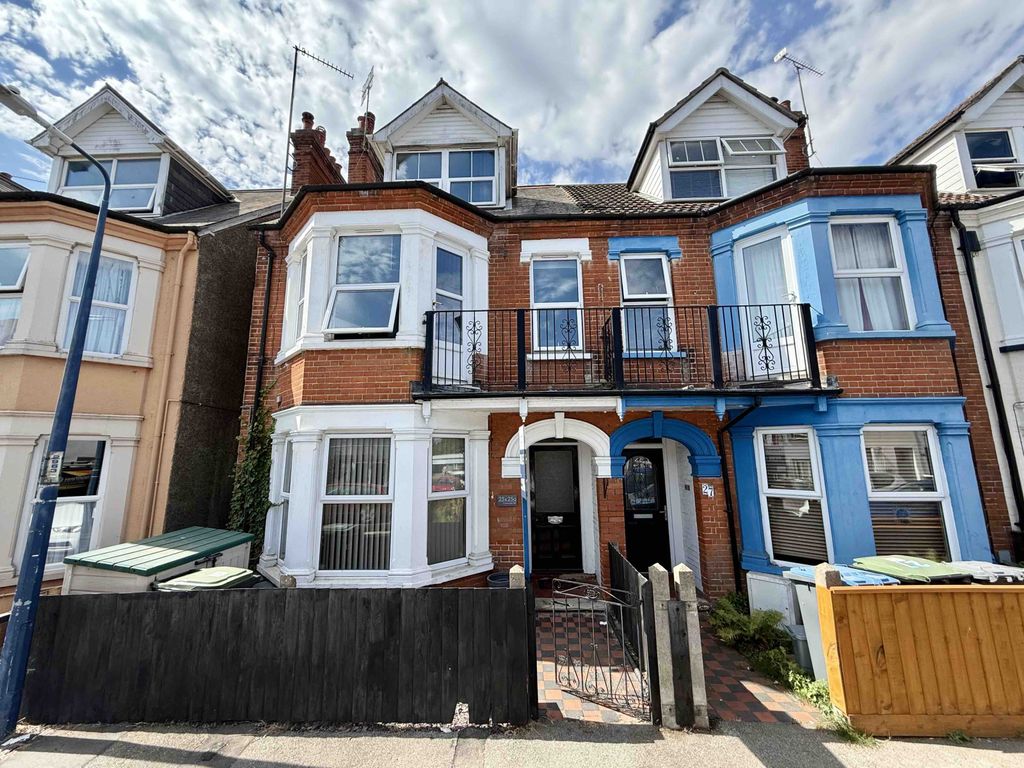 Property photo 1 of 21 4 Bedroom Maisonette For Sale - Felixstowe - Wainwrights