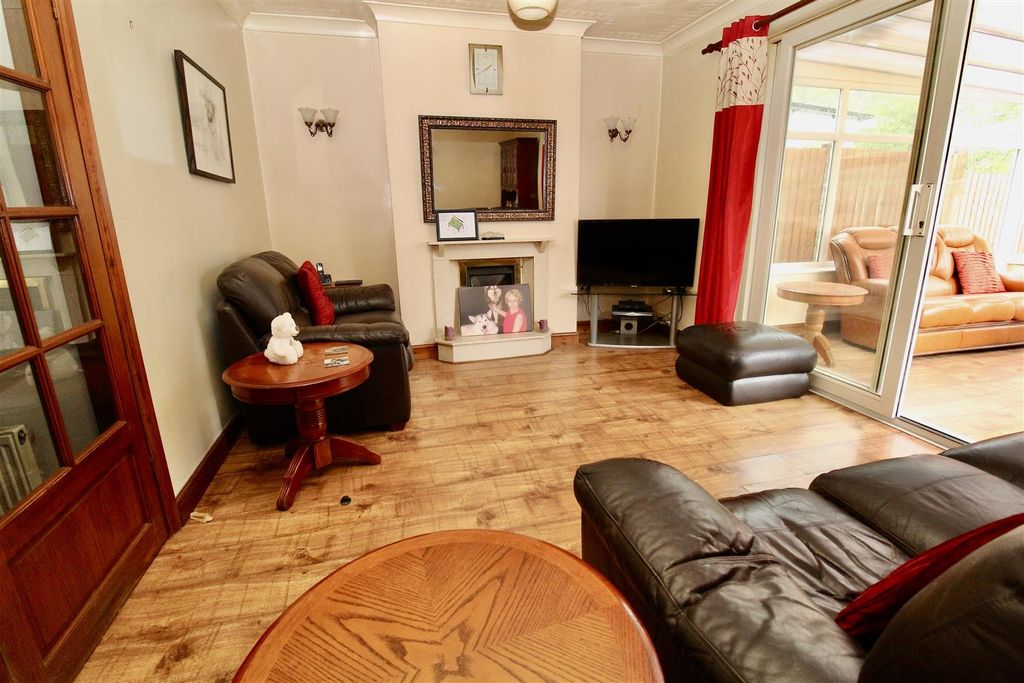 Property photo 2 of 19 Lounge