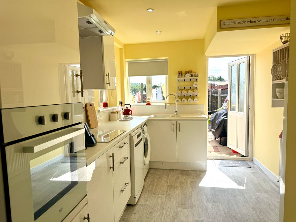 Property photo 3 of 20 Kitchen