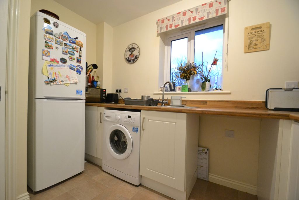 Property photo 3 of 9 Kitchen