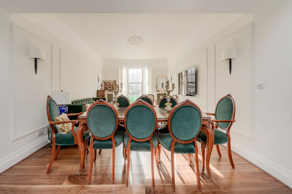 Property photo 3 of 10 55 Berkeley Ct-9508.Jpg