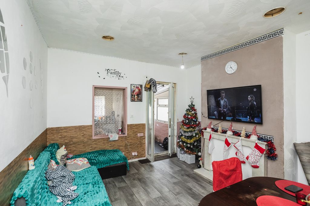 Property photo 2 of 34