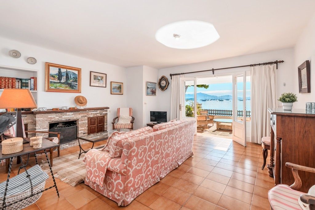 Property photo 3 of 17 Living