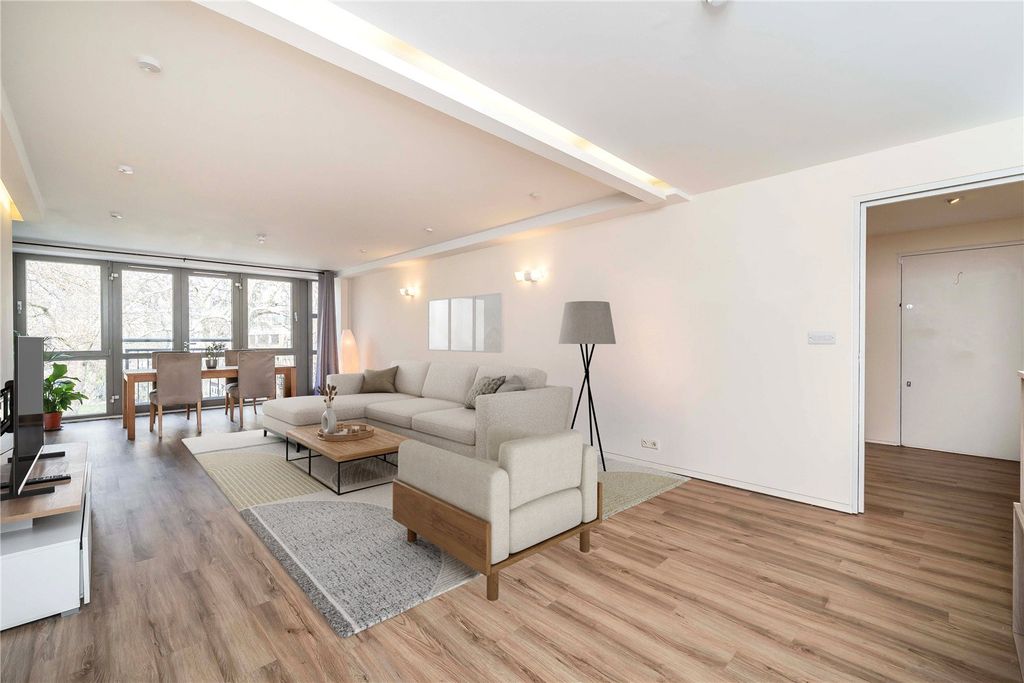 Property photo 3 of 17 Reception