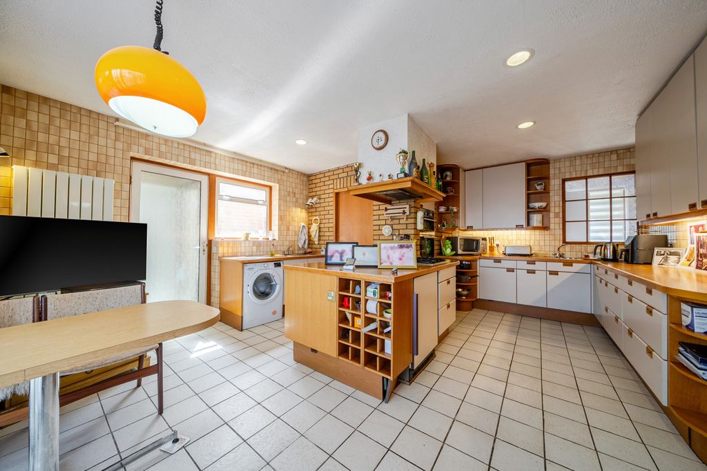 Property photo 3 of 20 Kitchen