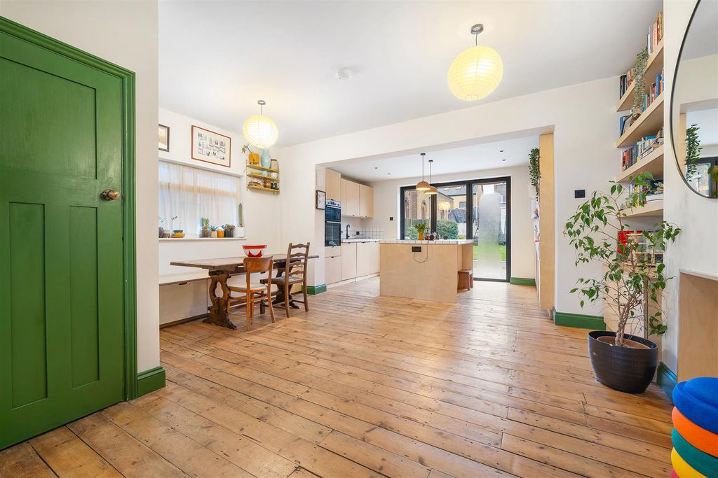 Property photo 2 of 16 Ravenscroft Road-11.Jpg