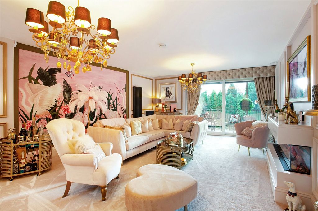 Property photo 3 of 19 Living Room