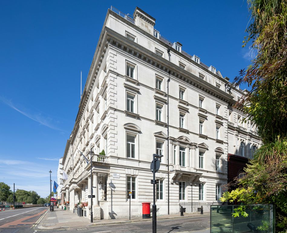 Property photo 1 of 7 Landmark_Piccadilly2.Jpg