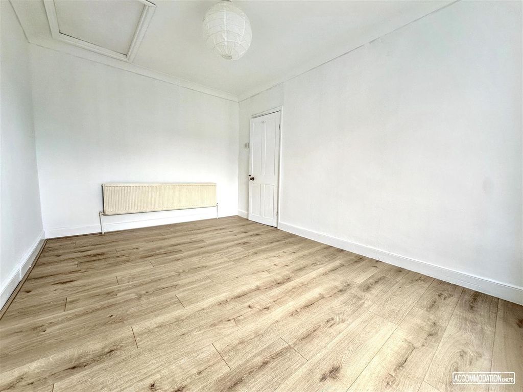 Property photo 3 of 12 Bright And Airy Room With Modern Wood Flooring...