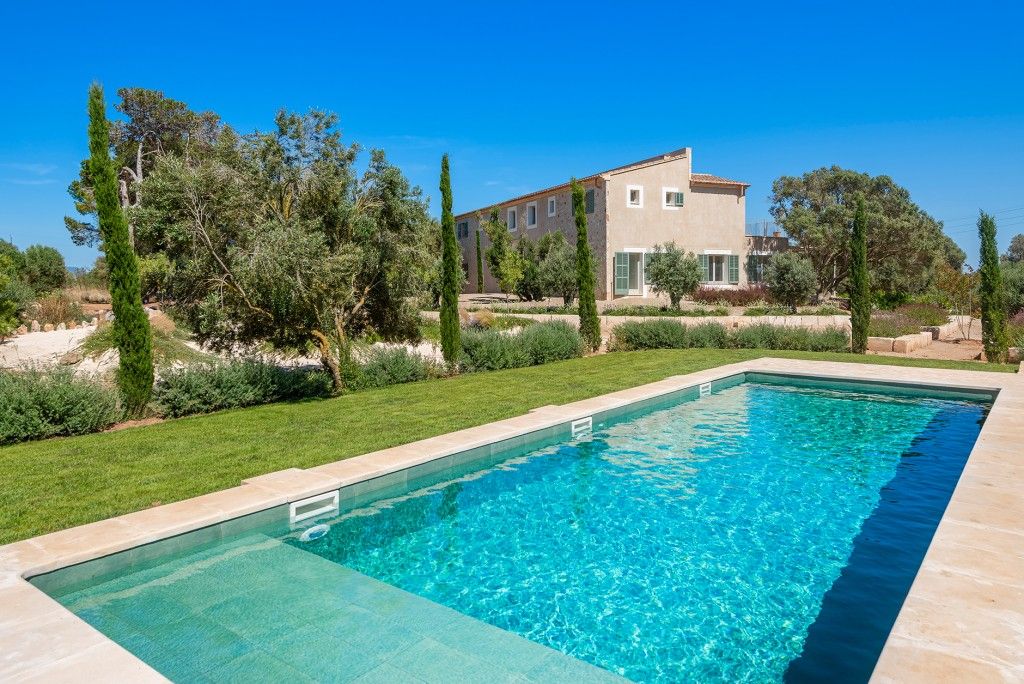 Property photo 2 of 20 Swimming Pool (4)