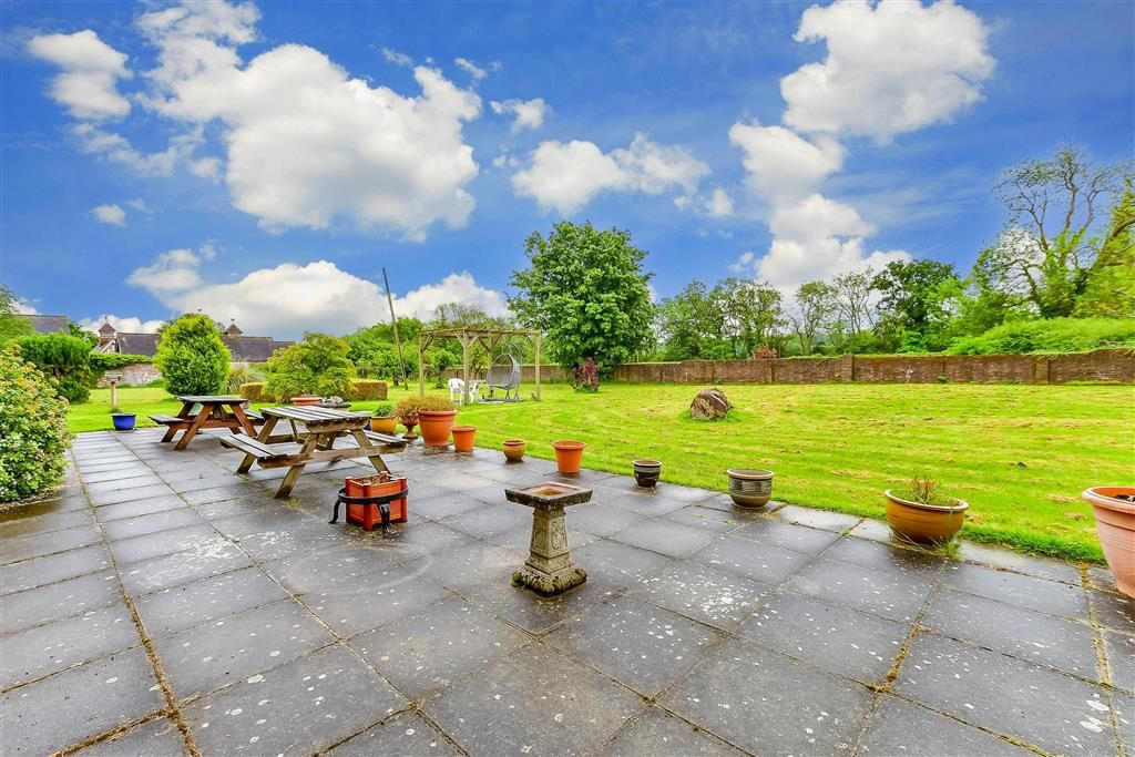 Property photo 1 of 20 Patio / Decking