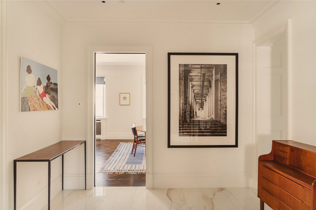 Property photo 3 of 14 Entrance Hall